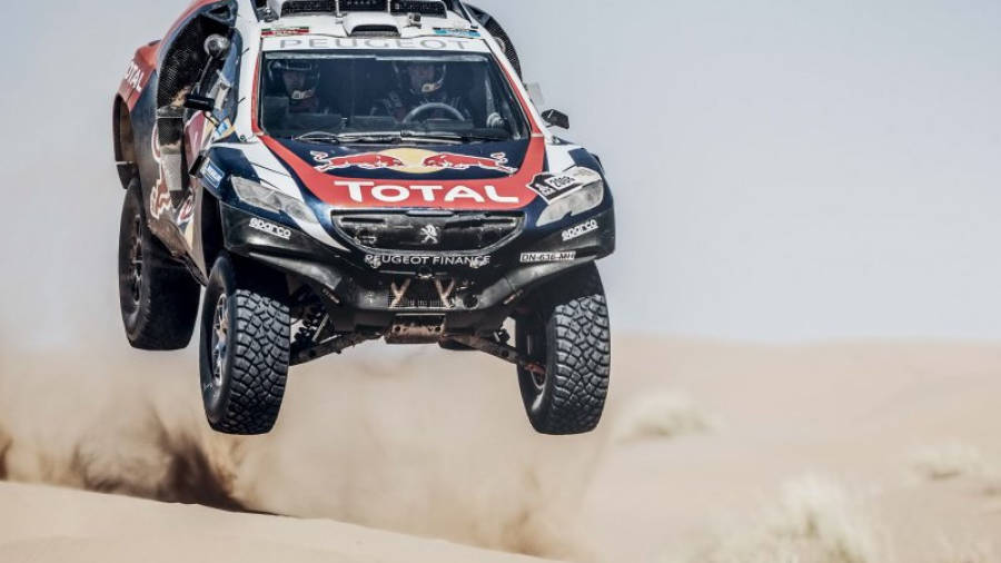 Entre los clientes que realicen el mantenimiento, la marca sorteará tres viajes al rally Dakar 2016 junto al equipo Peugeot-Total.