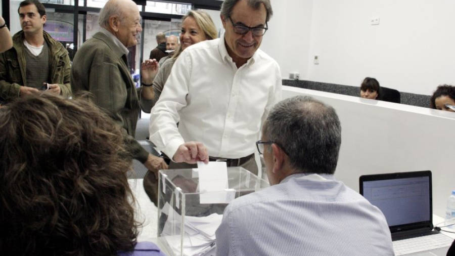 El president del PDECat, Artur Mas, vota al procés de ratificació de les noves sigles a la seu nacional del partit, a Barcelona.
