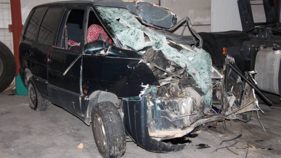 Estat del cotxe sinistrat on viatjaven les víctimes mortals. Foto: ACN