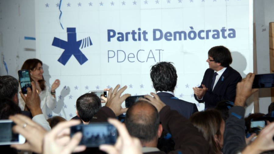 Marta Pascal i Carles Puigdemont descobreixen el nou logotip del PDECat, el 17 de desembre del 2016