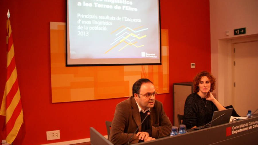 El director dels serveis territorials de Cultura, Ferran Bladé, i la tècnica d'estudis de la Direcció General de Política Lingüística, Anna Torrijos, durant la presentació de l'estudi. Foto: ACN