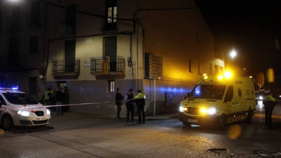 Efectivos de la policia local y una ambulancia delante de la casa donde han tenido luar los hechos. Foto: ACN