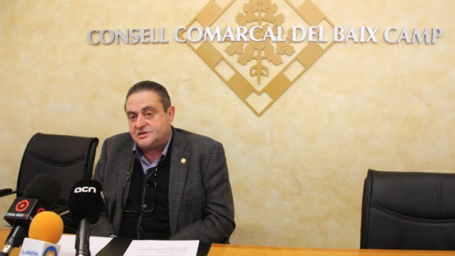 Pla obert de l'alcalde de l'Argentera, Lluís Maria Castellví, abans d'iniciar la roda de premsa al Consell Comarcal del Baix Camp. Foto: ACN