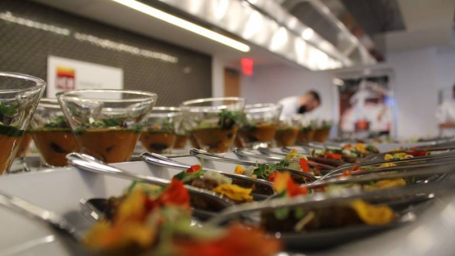 Muestra de platos durante una clase magistral del chef Toño Pérez en el Instituto de Educación Culinaria de Nueva York. Foto: Efe