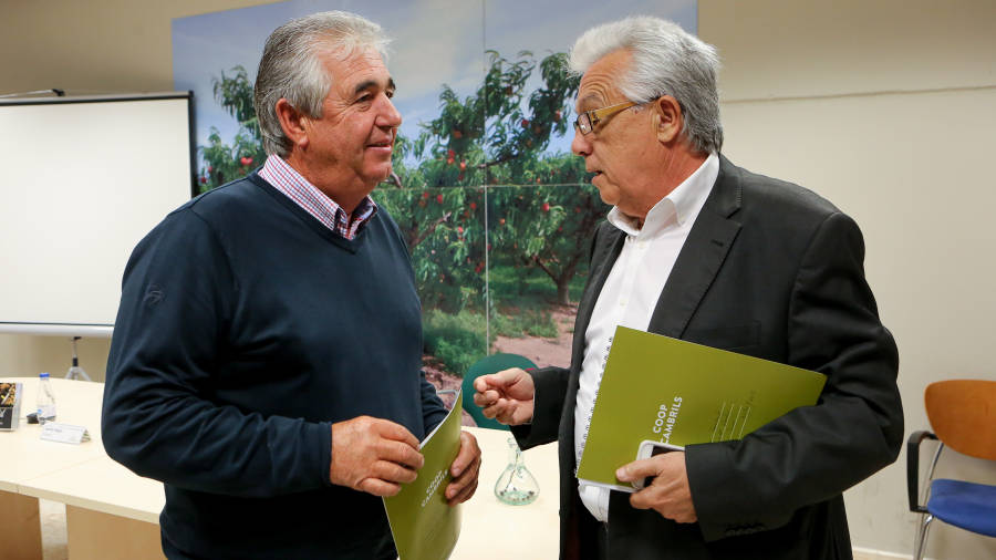 A la izquierda, el presidente de la Cooperativa Agrícola, Jaume Baiges; y a la derecha, el asesor del Consell Rector, Julio Pérez Sancho. FOTO: ALBA MARINÉ