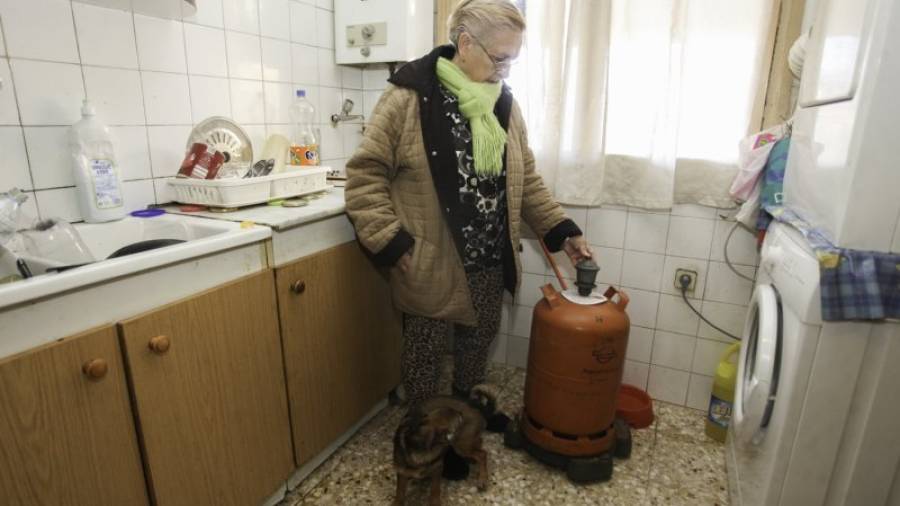 Imatge d´arxiu d´una veïna del Mas Pellicer que va optar per treure el gas i instal·lar el butà a casa. Foto: DT