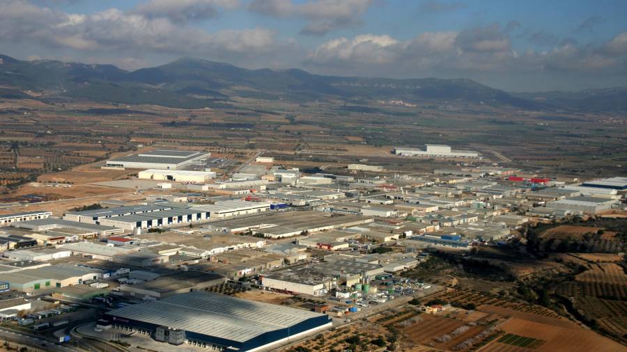 Imatge aèria del polígon industrial de Valls i de muntanyes al fons. Foto: EFE