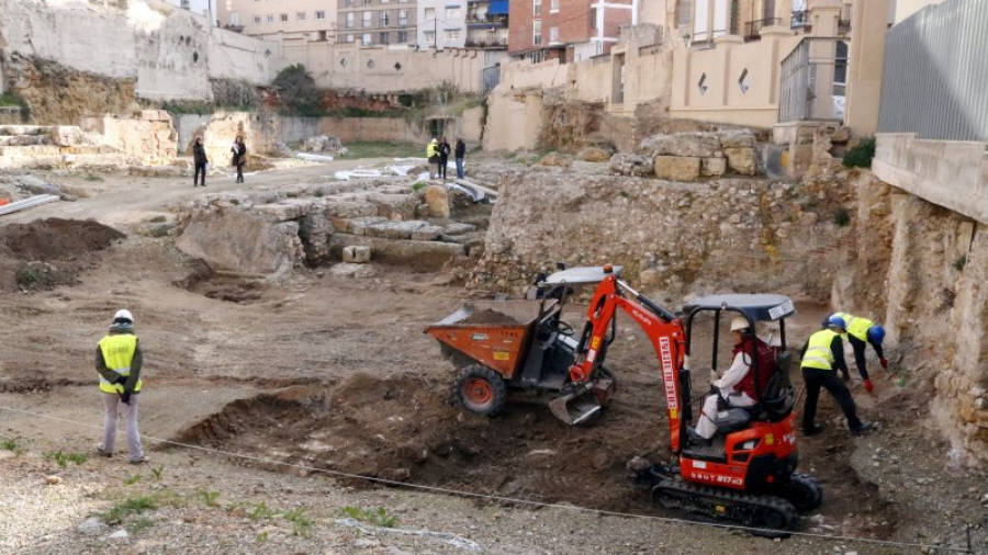 Pla general d'operaris i maquinària treballant en la recuperació de les restes del teatre romà de Tàrraco. Foto: ACN