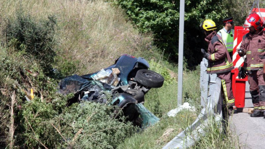 Estat en què va quedar un vehicle accidentat a la C-14z a Alcover, els dos ocupants del qual van morir, el passat 5 de juliol del 2014. Foto: ACN