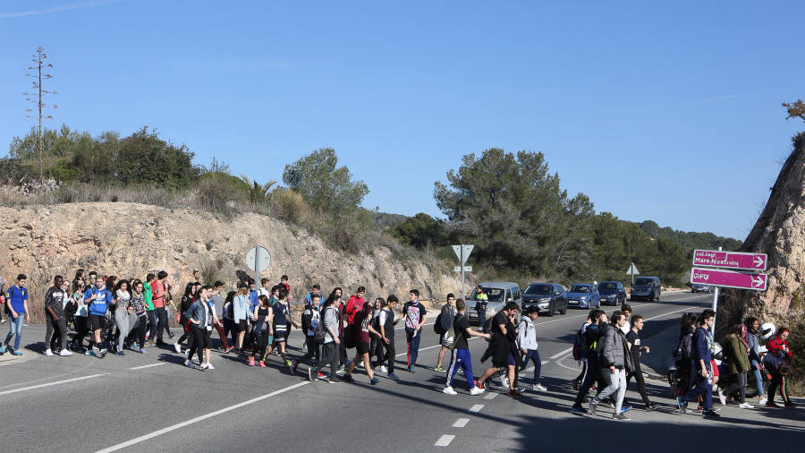 Entre 800 y 1.000 estudiantes cubrieron ayer los 15 kilómetros de la Marxa de la Solidaritat. FOTO: ALBA MARINÉ