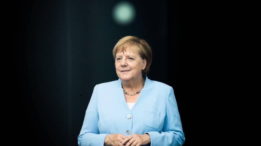 La economía alemana ha caído medio punto respecto al comienzo del año. En la imagen, la cancellera Angela Merkel. FOTO: EFE