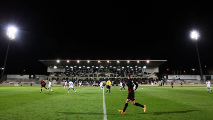 Imagen de un partido de fútbol del CF Reus en el Estadi Municipal,