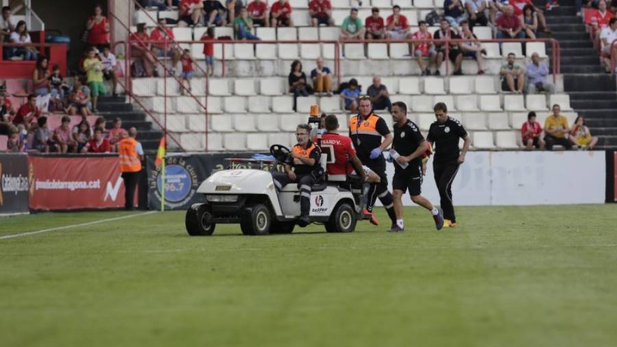 Gerard Valentín tuvo que abandonar el terreno de juego el pasado domingo en camilla. Foto: Pere Ferré