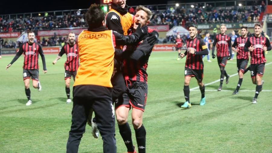 Edgar Hernández celebra su gol con el resto de sus compañeros. Foto: Alba Mariné