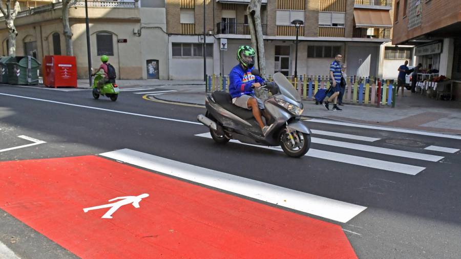 En la Riera Miró se han pintado pasos de peatones más seguros para motos y bicis. FOTO: ALFREDO GONZÁLEZ