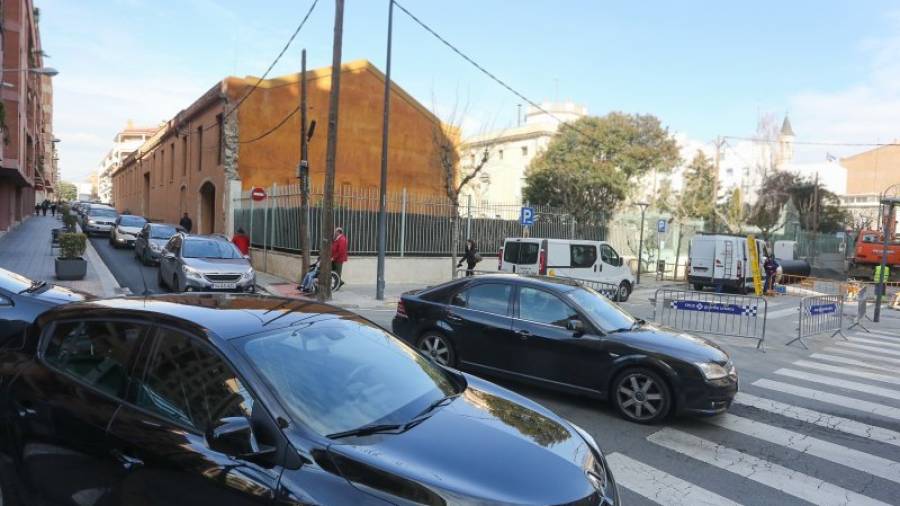Imagen de los trabajos en la calle Gaudí, que provocan afectaciones al tráfico de vehículos, sobre todo en horas punta. Foto: Alba Mariné