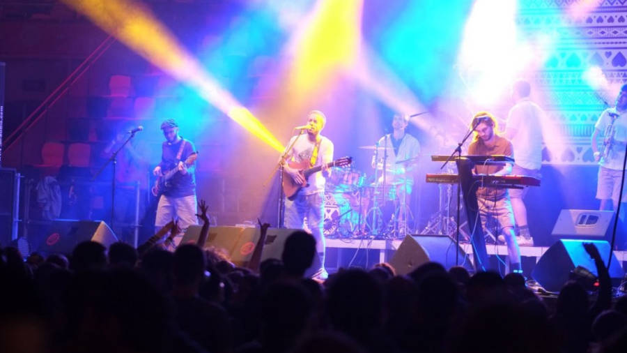 La formaciÃ³ osonenca Oques Grasses durant el seu concert dijous a la nit a la Tarraco Arena PlaÃ§a. FOTO: DT
