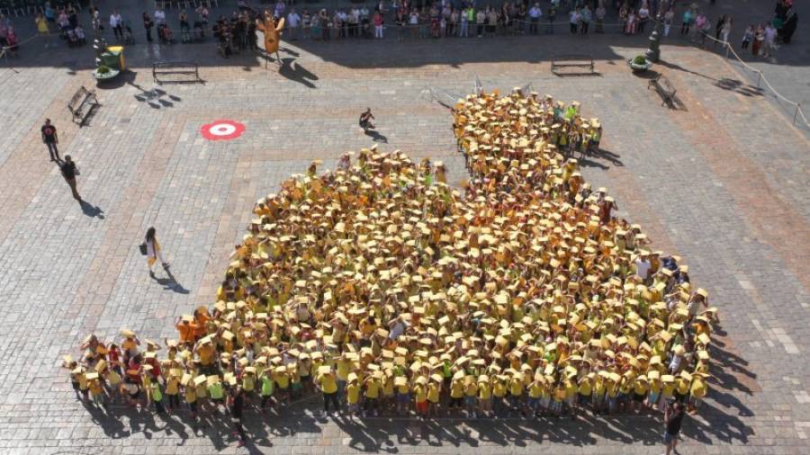 Imatge del mosaic amb la figura de l´Àliga que van fer uns 1.000 escolars, ahir al matí, a la plaça del Mercadal. Foto: Alba Mariné