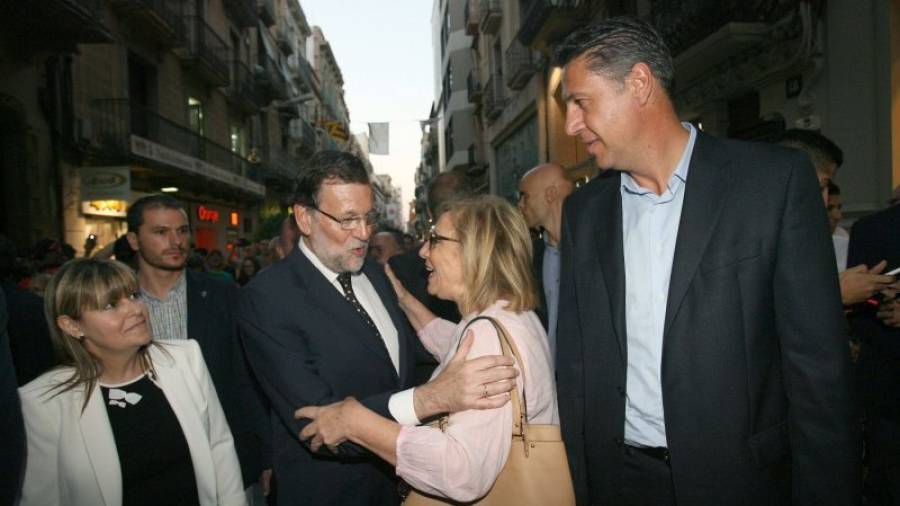 El candidato del PP catalán, Xavier García Albiol, junto al presidente del Gobierno, Mariano Rajoy, en su paseo por Reus. Foto: EFE