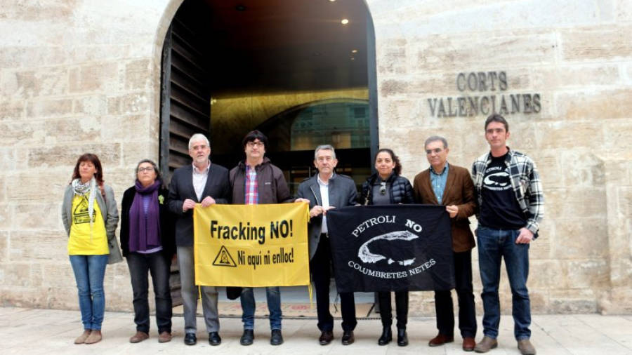 Membres de la plataforma anti-fracking de Castelló posen amb representants dels partits polítics de l'oposició a les Corts Valencianes amb la pancarta 'Fracking No'. Foto: ACN