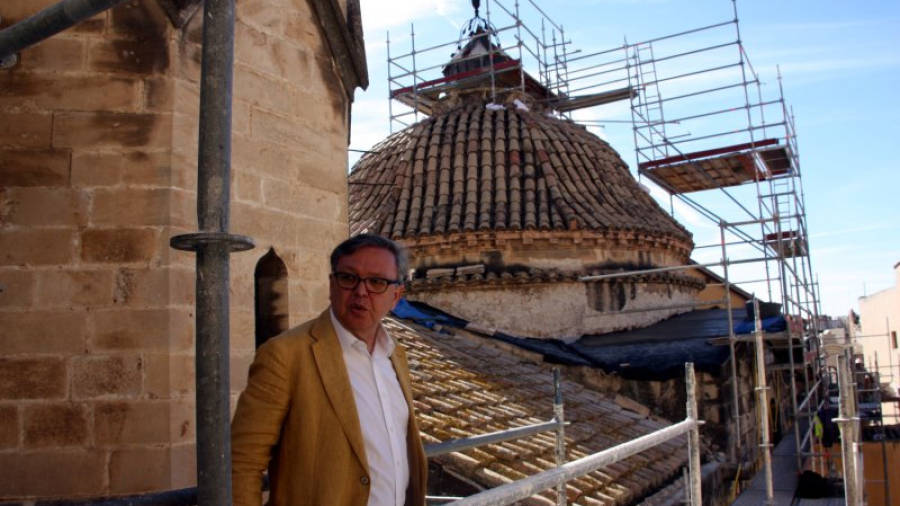 L'arquitecte responsable del pla director de la Catedral, Josep Lluís, davant la Cúpula del Sant Crist de la Catedral, amb bastides per fer les obres. Foto: ACN