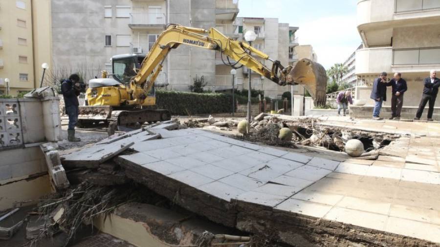 El desbordamiento del barranco de Barenys ha causado numeosos desperfectos en el barrio de la Salut. Foto: Alba Mariné/DT