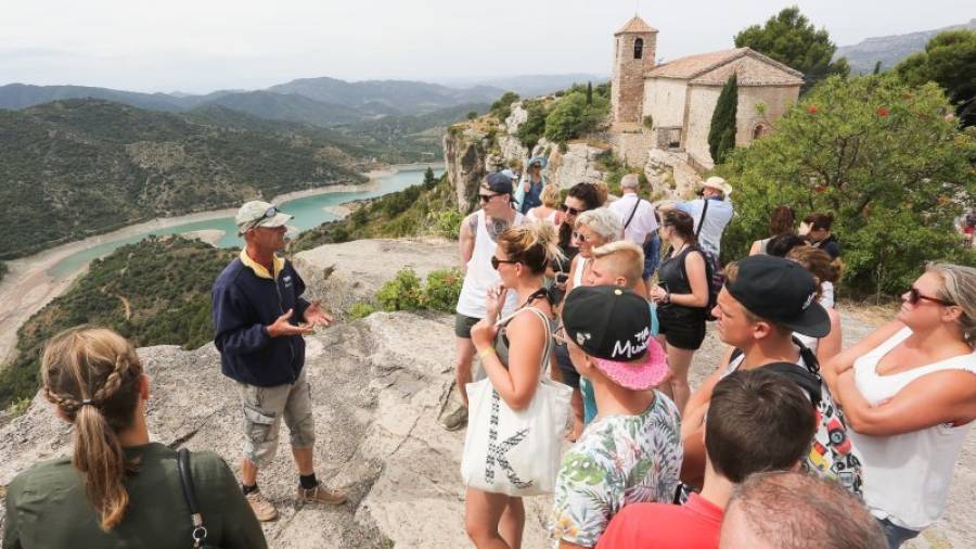 En las imágenes se ve a un grupo de turistas disfrutando de las vistas y paisajes, así como algunas de las construcciones más antiguas. fotos: alba mariné