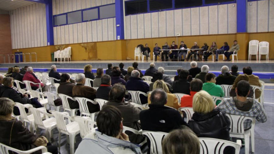 Una de les assembles informatives convocades per la junta rectora de la Cooperativa de l'Aldea. Foto: ACN