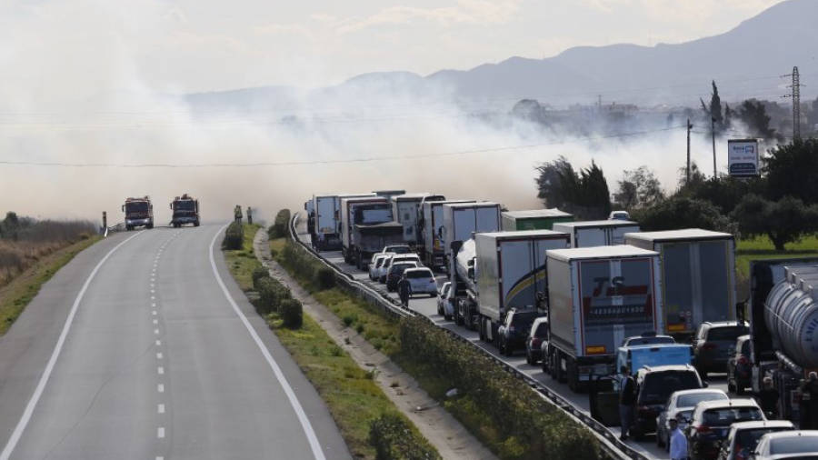 Imatge de l'autopista, amb la circulació tallada a Cambrils. FOTO: PERE FERRÉ