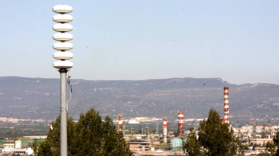 Una de les sirenes de risc d'accident químic, amb el polígon petroquímic nord de Tarragona, al fons. Foto: ACN