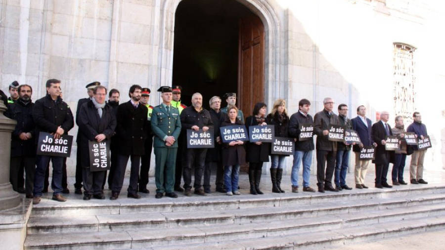 L'alcalde, regidors i comandaments policials a les escales de l'Ajuntament de Tarragona, exhibint pancartes on es pot llegir 'Je suis Charlie'. Foto: ACN