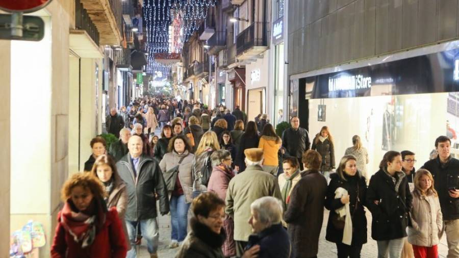 Imatge del carrer Monterols, un dels nuclis amb més moviment durant la campanya comercial de Nadal. Foto: Alba Mariné