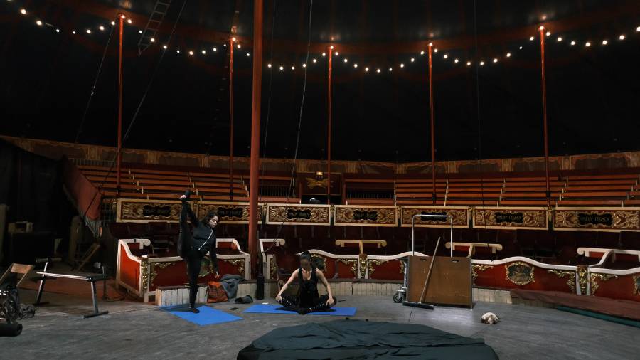 Los artistas entrenan por turnos en la carpa del circo. FOTO: FABI&Aacute;N ACIDRES