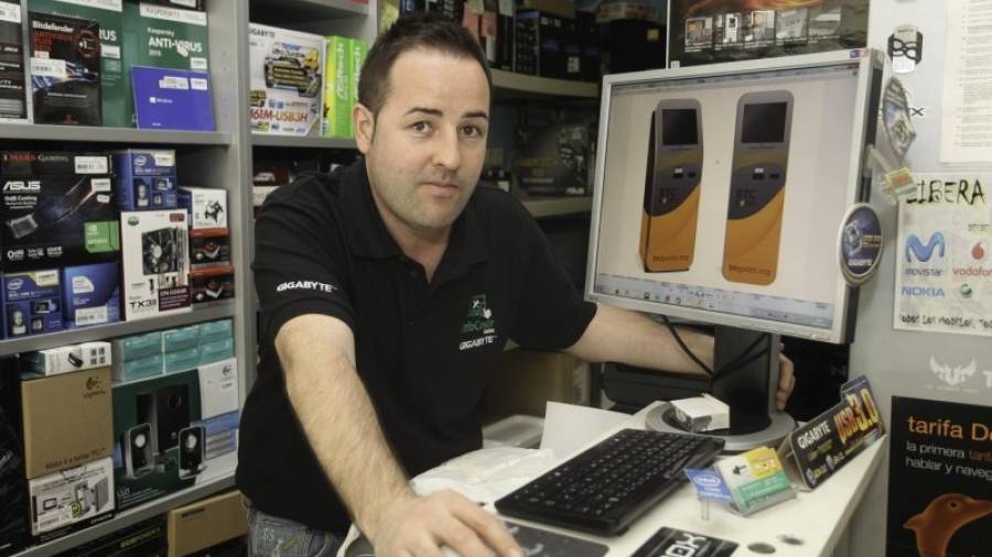 Ramón Padilla es el reponsable de Infocoste, establecimiento de informática de Salou donde se instalará el cajero de bitcoins. Foto: Alba Mariné