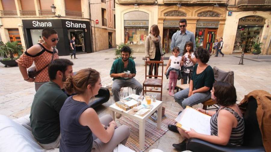 A través de la iniciativa ´La saleta itinerant´ los estudiantes conocen las preocupaciones de la ciudadanía sobre el uso del espacio público en la ciudad. Foto: Alba Mariné