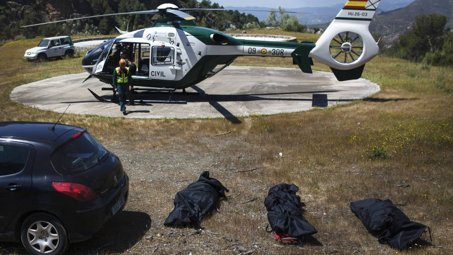 Los cuerpos de los tres fallecidos, en el paraje montaÃ±oso en Canillas de Aceituno, tras ser rescatados por un helicÃ³ptero de la Guardia Civil. EFE
