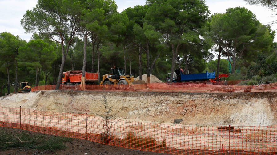 Excavadoras y camiones trabajaban la semana pasada en la zona del CRT donde se levantará la primera fase con las 150 viviendas. FOTO: FABIÁN ACIDRES
