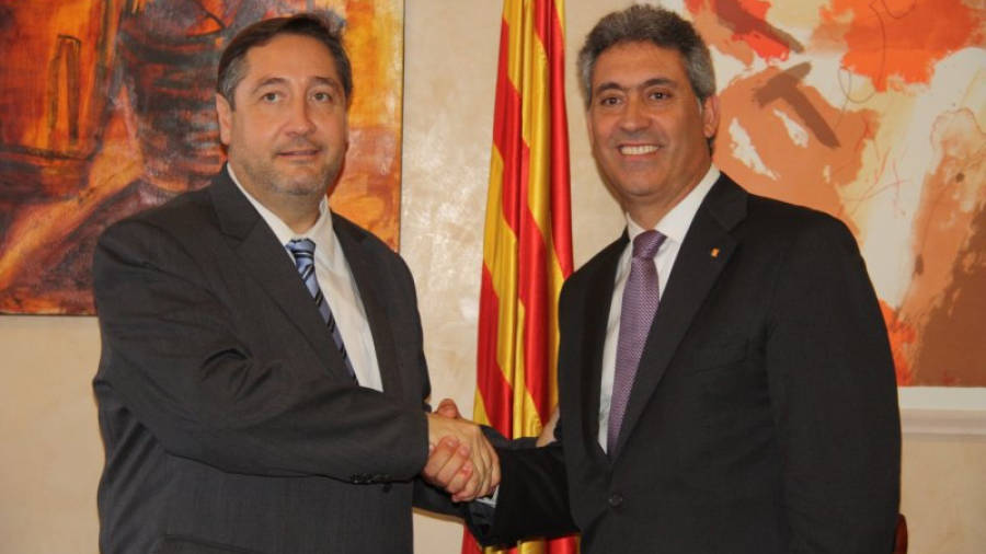 Encaixada de mans del conseller d'Agricultura sortint, Josep Maria Pelegrí, i de l'entrant, Jordi Ciuraneta. Foto: ACN