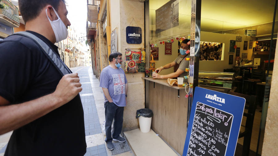 En la calle Mayor hab&iacute;a una de las &uacute;nicas cafeter&iacute;as abiertas. FOTO: Pere Ferr&eacute;