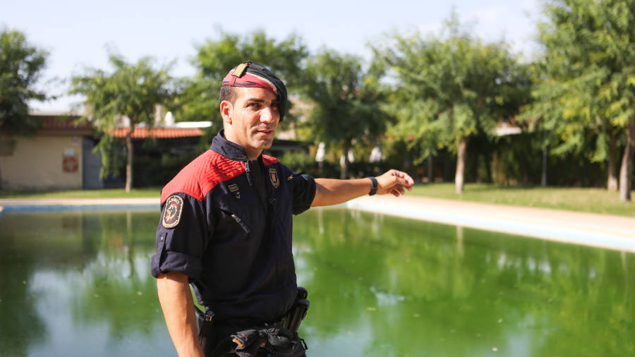 Álvaro, caporal de los Mossos, recuerda el episodio ocurrido en la piscina de Castellvell. FOTO: ALBA MARINÉ