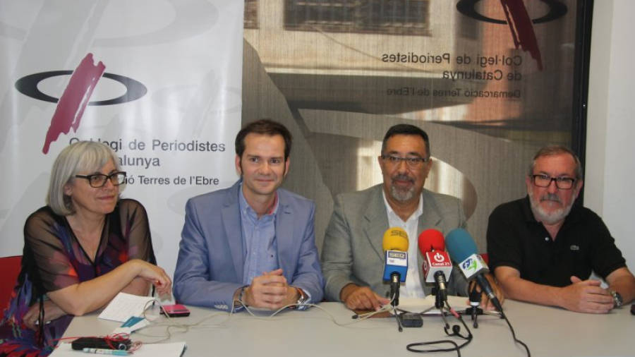 A l'esquerra, Maria Beltran i Manel de la Vega, del PSC; i Gervasi Aspa i Paco Gas, d'ERC, a la seu del Col·legi de Periodistes, presentant l'acord per governar al Consell Comarcal del Baix Ebre. Foto: ACN