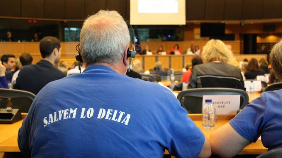 Un membre de la PDE al comitè de Peticions de l'Eurocambra, amb una samarreta on es llegeix 'Salvem lo Delta' el 13 de juliol