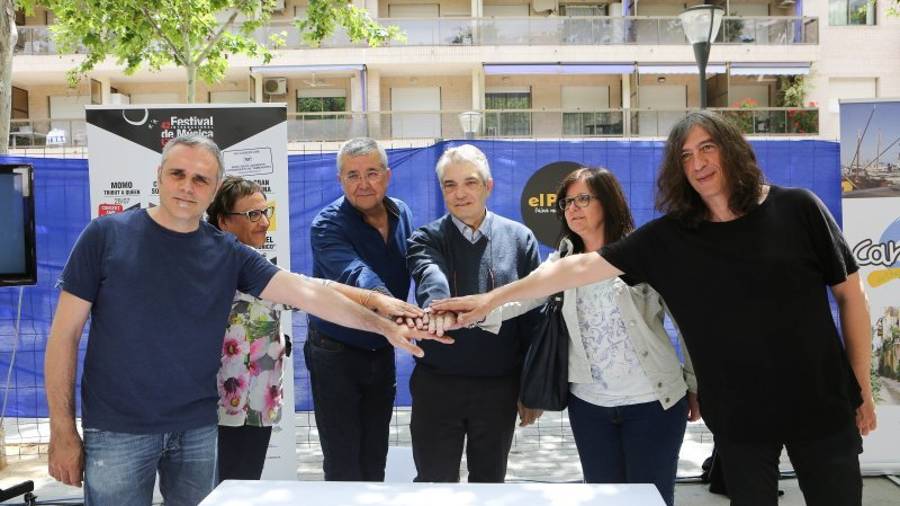 Miembros de Sopa de Cabra, del Banc dels Aliments, de la organización y del Ayuntamiento, ayer. Foto: Alba Mariné