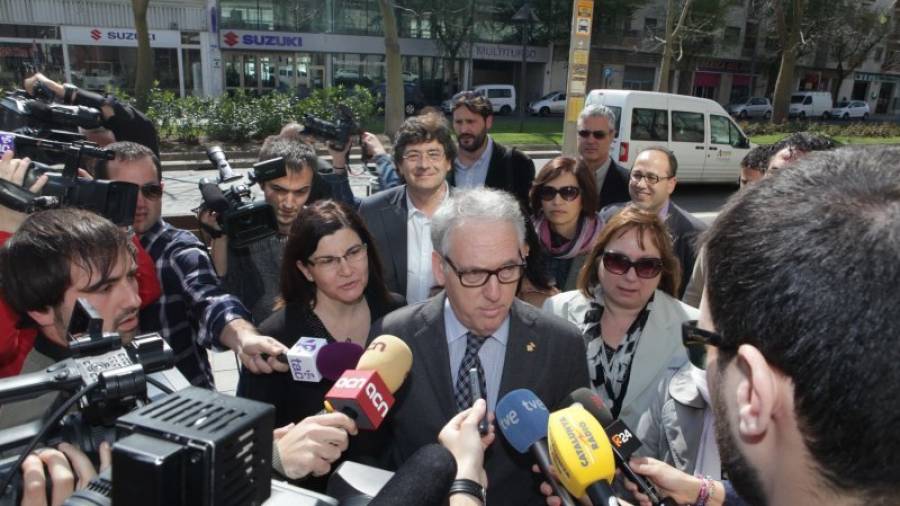 Josep Poblet y algunos concejales el día que acudieron a declarar a Reus. Foto: Alba Mariné/DT