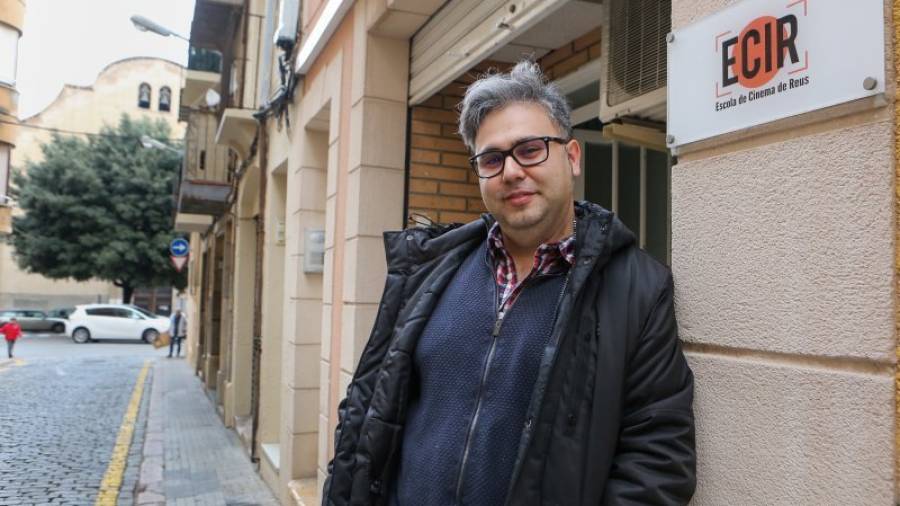 Daniel Villanueva, frente a la puerta de los bajos del número 27 de la calle Sant Francesc, sede de la Escola de Cinema de Reus. Foto: Alba Mariné