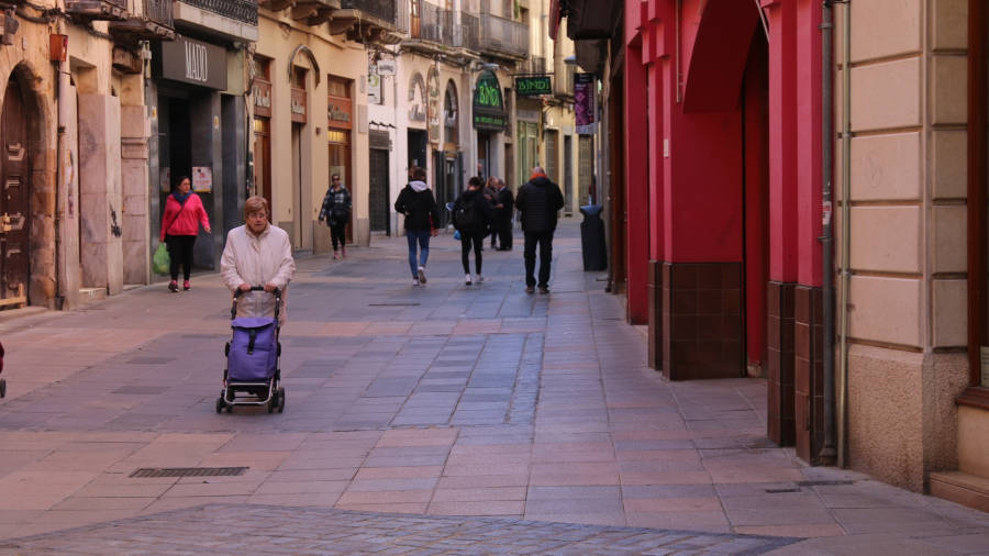 Imatge del carrer de la Cort de Valls en plena zona comercial, abans del confinament. FOTO: ALBA TUDÓ