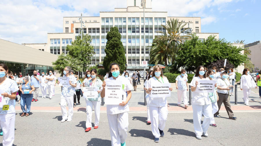 Una protesta de médicos a las puertas del Hospital Joan XXIII de Tarragona. FOTO: ALBA MARINÉ