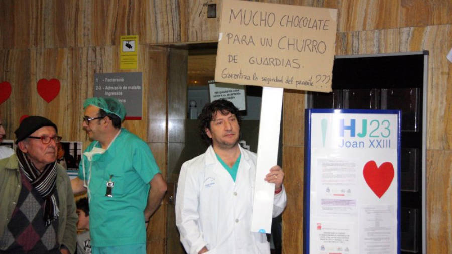 Un infermer del l'Hospital Sant Joan de Reus, centre que també participa en la gestió del servei, protestant per les condicions laborals.Foto: ACN