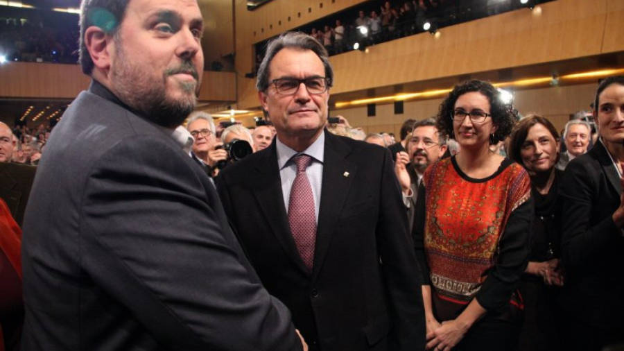 Encaixada de mans entre Oriol Junqueras i Artur Mas abans de la conferència del líder dels republicans. Foto: ACN