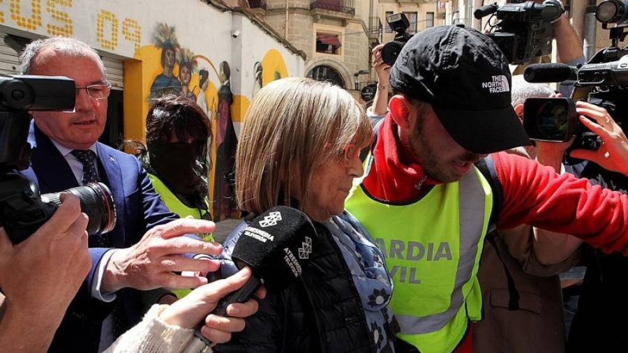 Teresa Gomis, en el momento de entrar detenida en el coche de la Guardia Civil después del registro del ayuntamiento por el caso Innova en 2015. Detrás suyo, el alcalde de Reus, Carles Pellicer. FOTO: ALBA MARINÉ